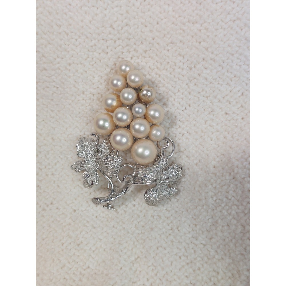 Brooch Faux Pearl Grape Cluster Silver Tone Leaf MCM Grandmillennial Vintage - Picture 4 of 8